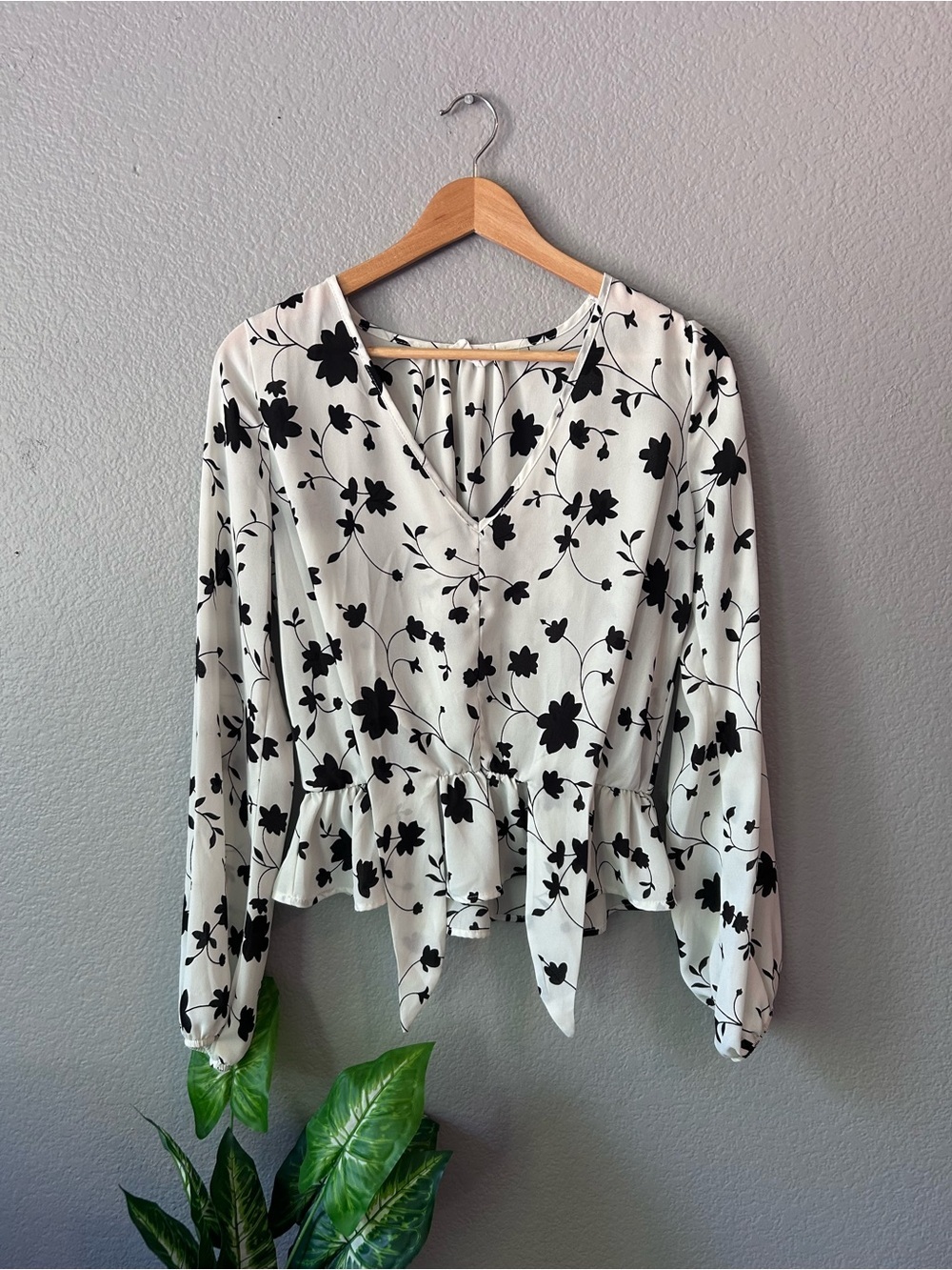 Sienna Sky Black & White Floral V-Neck Peplum Blouse CottageCore Coastal Size S